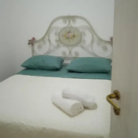 Home Rebecca-3